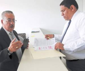 El abogado Manuel Enrique Alvarado presenta a Jorge Luis Valladares parte de su defensa por la denuncia en su contra.