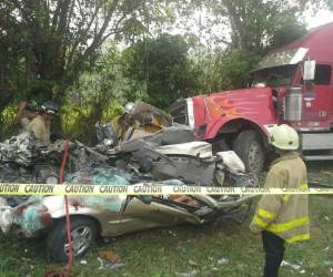 Las personas que iban en el turismo murieron al instante, por lo que miembros del Cuerpo de Bomberos acudieron para el rescate de sus cadáveres.