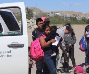 En esta imagen tomada de un video en abril de 2019, migrantes se entregan a agentes fronterizos en El Paso, Texas, después de cruzar hacia territorio estadounidense desde México. Fotos Agencia AP.