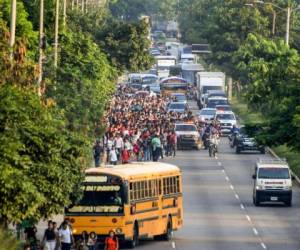 El éxodo comenzó desde la terminal de autobuses en San Pedro Sula hacia la frontera con Guatemala. / AFP / ORLANDO SIERRA.