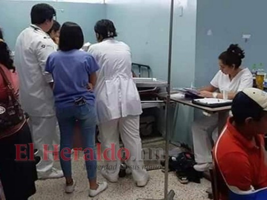 La persona herida recibe asistencia médica por los doctores del hospital de la zona central de Honduras.
