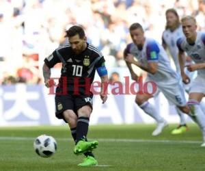 Leo Messi al momento de cobrar la falta penal en el área de Islandia en el debut de Argentina en el Mundial Rusia 2018. AFP PHOTO / Juan Mabromata.