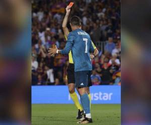 Real Madrid's Portuguese forward Cristiano Ronaldo (front) gestures after receiving a red card by the referee during the first leg of the Spanish Supercup football match between FC Barcelona and Real Madrid CF at the Camp Nou stadium in Barcelona on August 13, 2017. / AFP PHOTO / Josep LAGO