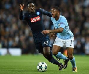 Raheem Sterling ante Amadou Diawara en el duelo Manchester City vs Napoli. (Foto: AFP)