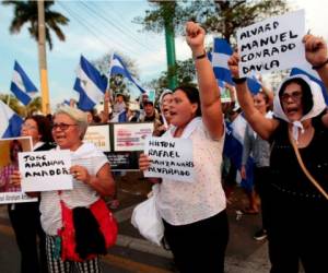 Expresiones de dolor, luto y lágrimas eran evidentes entre las mujeres que vestían de negro, blanco y coreaban justicia. Foto: Agencia AFP