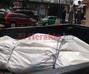 Momento en que el cadáver llegaba a la morgue capitalina. (Foto: Estalin Irías/El Heraldo)