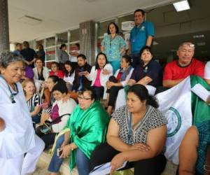 Los trabajadores del sistema de salud nacional y otros empleados públicos suspendieron sus actividades ayer para exigir al gobierno un aumento salarial de 4,000 lempiras mensuales.