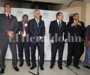 La comisión de reformas electorales, magistrados del TSE y el presidente del Congreso Nacional, Mauricio Oliva, dieron a conocer los detalles de la reunión. Foto David Romero / EL HERALDO