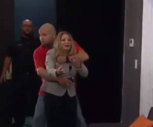 Momento en que el litigante toma a la doctora Polo por el cuello.