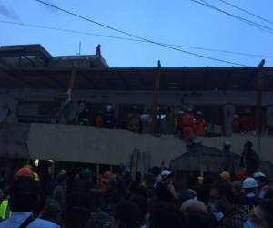 Hasta ahora, 11 niños y al menos una maestra han sido rescatados con vida de entre los escombros. Foto: AFP