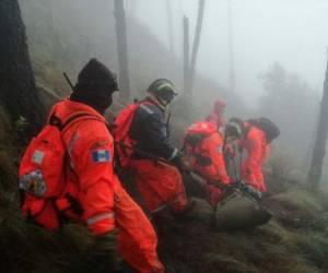 Los cadáveres están siendo trasladados al campamento base montado en las faldas del coloso de 3.975 m sobre el nivel del mar (Foto: El Periódico/ El Heraldo Honduras/ Noticias de Honduras)