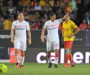 Members of the Military Police and Honduran national police patrol the surrounding of the Vicente Caceres Institute in Tegucigalpa on July 18, 2017, due to gang harassment. According to the National Autonomous University of Honduras (UNAH), 33 students were killed in the first semester of 2017. / AFP PHOTO / ORLANDO SIERRA / TO GO WITH AFP STORY BY NOE LEIVA