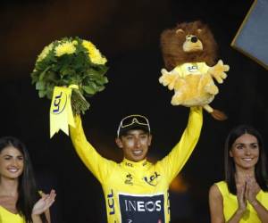 El ganador del Tour de Francia Egan Bernal saluda a la muchedumbre durante la fiesta en su honor en Zapaquirá, Colombia, el miércoles, 7 de agosto del 2019. (AP Foto/Iván Valencia)
