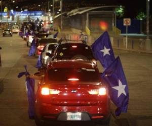 El Partido Nacional de Honduras salió a las calles este lunes para festejar la victoria que se atribuye en candidato Juan Orlando Hernández.