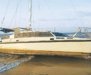 El lujoso yate tipo Catamaran de nombre Kenpenpe estaba abandonado y encallado en la orilla de la playa. Las autoridades investigan si en el yate transportaban droga.