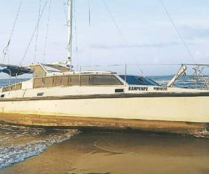 El lujoso yate tipo Catamaran de nombre Kenpenpe estaba abandonado y encallado en la orilla de la playa. Las autoridades investigan si en el yate transportaban droga.