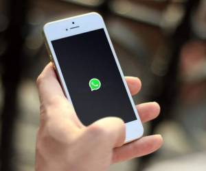 Como un lanzamiento de prueba, el modo nocturno de WhatsApp solo está disponible en su modo web. Foto La República