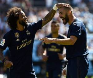 El delantero francés del Real Madrid Karim Benzema (R) celebra con el defensor brasileño del Real Madrid Marcelo después de marcar un gol. Foto: AFP.