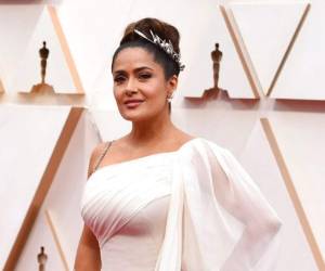 Salma Hayek usó un vestido blanco, estilo griego, que desencantó a los críticos de la moda en la entrega de los premios Oscar 2020. Fotos: Agencia AFP.