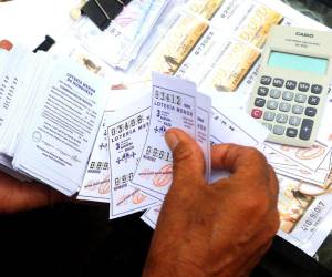 Desde improvisados espacios los vendedores de la lotería nacional atienden a los soñadores que esperan “pegarle” al premio con sus números favoritos.