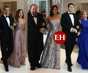 Empresarios, políticos, diplomáticos y personalidades hondureñas acompañaron a sus hijos en el desfile de la alfombra blanca en la Prom 2019 de la Escuela Americana realizada la noche del sábado 1 de junio. Los jóvenes que culminan una etapa educativa caminaron del brazo de sus progenitores, quienes no podían ocultar lo orgullosos que se sentían. Foto: Emilio Flores/ EL HERALDO.