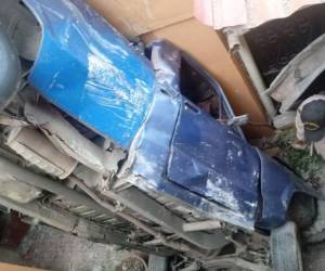 El vehículo se precipitó y cayó al patio de esta casa provocando varios daños materiales y un gran susto a los habitantes. (Foto: Bomberos Honduras)