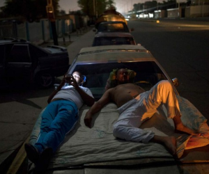 El pánico por la escasez se ha deslizado en la capital Caracas, donde desde hace tres días hay filas moderadamente largas en muchas gasolineras. FOTO: AP