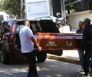 El féretro fue cargado por sus parientes en la morgue capitalina.