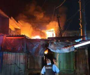 En horas de la madrugada de este martes, un voraz incendio consumió decenas de negocios ubicados en la zona del mercado Galindo, en Comayagüela, dejando pérdidas cuantiosas y decenas de comerciantes afectados. Aquí las imágenes.