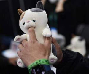 El robot, con forma de perro, conocido como Amagami Ham Ham, cuenta con un algoritmo llamado Hamgorithm que elige uno de los doce patrones de mordisqueo. Fotos: AFP.