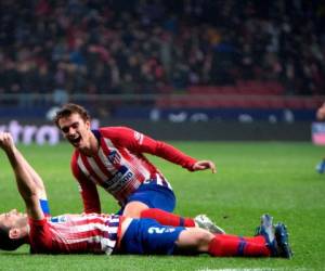 El defensa uruguayo del Atlético de Madrid, Diego Godin (L) celebra con el delantero del Atlético de Madrid, Antoine Griezmann, luego de marcar un gol durante el partido de fútbol de la Liga española entre el Club Atlético de Madrid y el Athletic Club Bilbao en el estadio Wanda Metropolitan de Madrid.