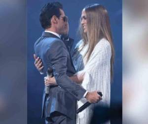 Marc Anthony y Jennifer López, juntos en los Latin Grammy (Foto: AFP)