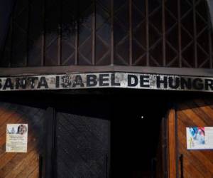 La iglesia Santa Isabel de Hungría resultó con daños en el frontis y en los ventanales. (AFP)