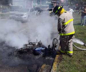 Tras una llamada de emergencia, el Cuerpo de Bomberos llegó al lugar para extinguir las llamas de la motocicleta.