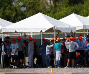 El Homestead es el único de 168 centros para migrantes menores de edad que usa videollamadas para ofrecer terapia. FOTO: AP