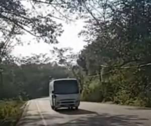 El bus atenció la señal policial para aminorar la velocidad pero aún así colisionó más adelante con una rastra.