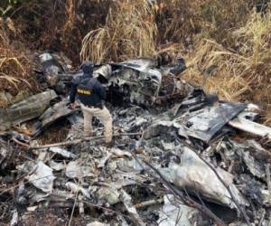 Los agentes de la ATIC encontraron los restos de la avioneta que fue incinerada tras su aterrizaje y posetrior descarga del cargamento de drogas. Fot: Ministerio Público