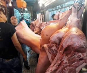 En algunos mercados la libra de cerdo se cotiza a 52 lempiras. Foto: Alex Pérez/EL HERALDO.