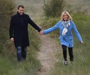 En todo momento Emmanuel y Brigitte Macron están juntos y aparentan estar muy enamorados. Foto: AFP