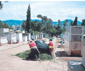 El personal de la Alcaldía trabaja en la limpieza y reparación de tumbas, pues debe estar listo para este 2 de noviembre.