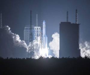 Esta es una fotografía captada en el momento justo en el que el cohete fue enviado. (AFP)