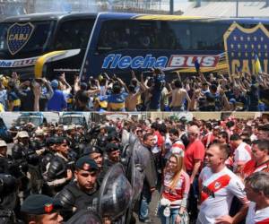 El autobús que trasladaba a los jugadores de Boca Juniors fue atacado el sábado por hinchas de River Plate. (Fotos: Agencia AFP)