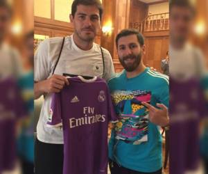 Iker Casillas junto al doble de Leo Messi en Irán. (Foto: @IkerCasillas en Twitter)