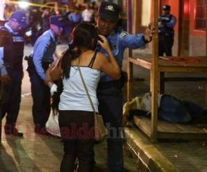 Los familiares de la víctimas llegaron a la escena del crimen, pero los elementos de la Policía Nacional les cerraron el paso. Foto: Emilio Flores/EL HERALDO.