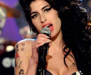 Mitch Winehouse brindó una entrevista y afirmó que desde hace tres años recibe las “visitas” de su hija.