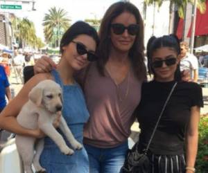 Kendall y Kylie junto a su padre, Caitlyn Jenner, durante un paseo.