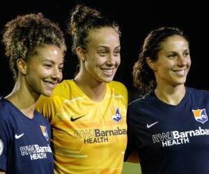 La defensora Estelle Johnson, Kailen Sheridan y la delantera Carli Lloyd de Sky Blue. Foto AFP