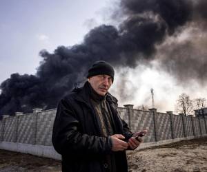 Un hombre camina en las calles de Kalynivka.