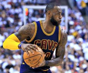 LeBron James estrella de los Cavaliers de Cleveland en el juego ante Toronto. Foto: Agencia AFP.