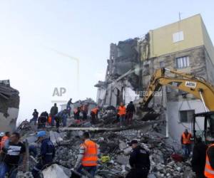 Rescatistas buscan entre los restos de un edificio dañado tras un sismo de magnitud 6.4 en Thumane, en el oeste de Albania. Foto: AP.